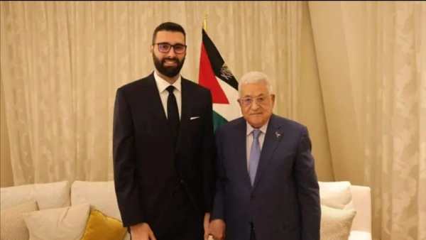 معتز معزايزة مع رئيس السلطة الفلسطينية محمود عباس 