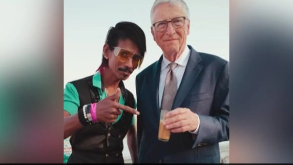 بيل غيتس مع صانع الشاي في الهند