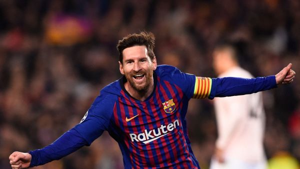 ليونيل ميسي يزيّن متحف برشلونة بالكرة الذهبية الثامنة له