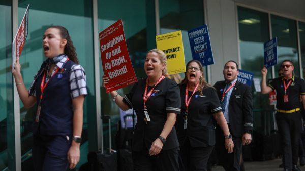 Flight attendants protest as over two-thirds of flight attendants in the US are currently in new union contract negotiations. (Joe Raedle/ AFP)