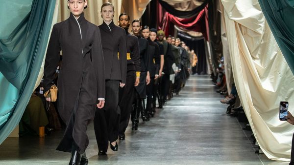 FENDI تفتتح أسبوع الموضة في ميلان وكيم جونز يستحضر سحر ال"بانك" لشتاء 2025