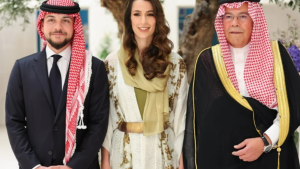 الأمير الحسين برفقة الأميرة رجوة ووالدها الراحل خالد آل سيف