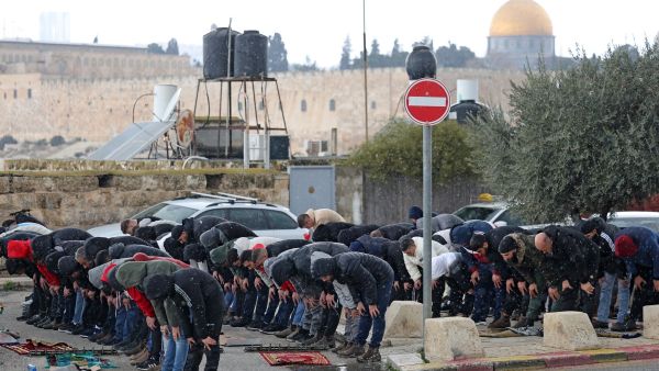 فلسطينيون يؤدون الصلاة بأحد شوارع القدس بعد منعهم من الوصول للمسجد الأقصى