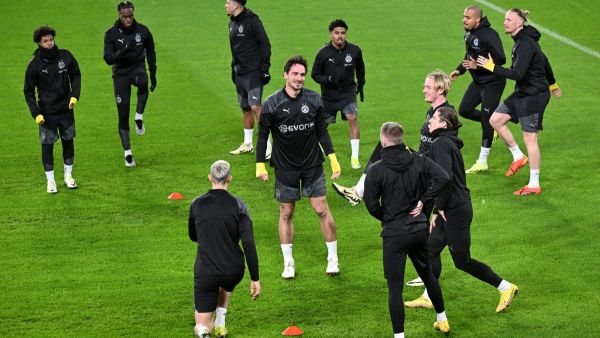 Dortmund's players take part in a training session at the Phillips stadium in Eindhoven on February 19, 2024, on the eve of their round of 16 UEFA Champions League football match against Psv Eindhoven. (Photo by JOHN THYS / AFP)