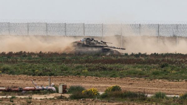 دبابة اسرائيلية في قطاع غزة دبابة اسرائيلية في قطاع غزة