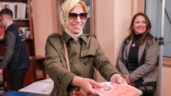 ابنة نجيب محفوظ تهدي مكتبته الخاصة إلى مكتبة الإسكندرية 
