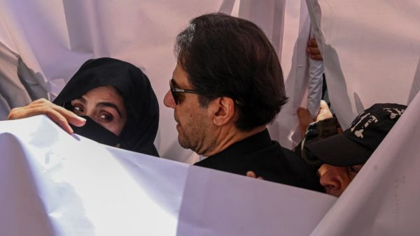 رئيس الوزراء السابق عمران خان وزوجته بشرى بيبي 