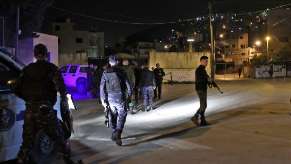 عناصر من الأجهزة الأمنية التابعة للسلطة الفلسطينية في الضفة الغربية المحتلة