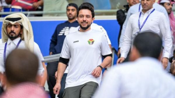 ولي العهد الأردني الأمير الحسين بن عبد الله الثاني، يؤازر منتخب بلاده في الدوحة