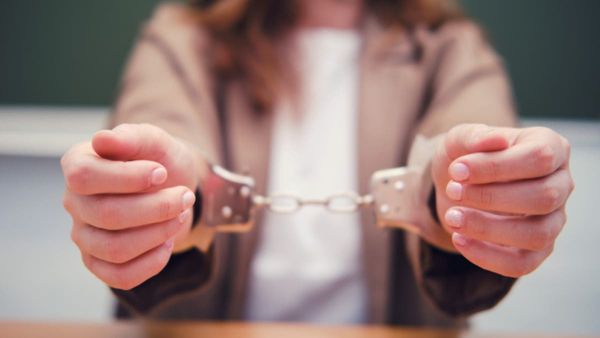 أقر جميع المتهمين أمام السلطات بممارستهم الأعمال غير القانونية بمقابل مالي