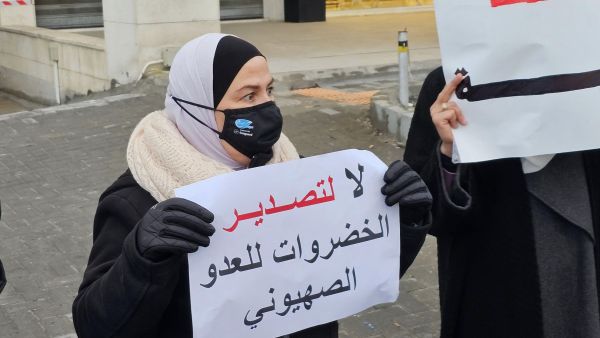 حراك شعبي يرفض عبور الشاحنات المحملة بالبضائع المتجهة ل"اسرائيل"
