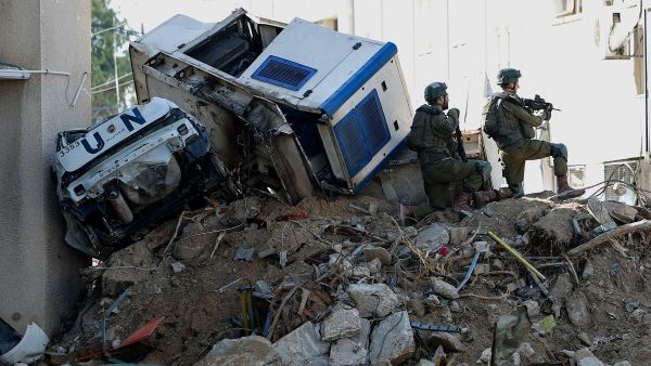 جنود من قوات الإحتلال داخل مجمع للاونروا في غزة