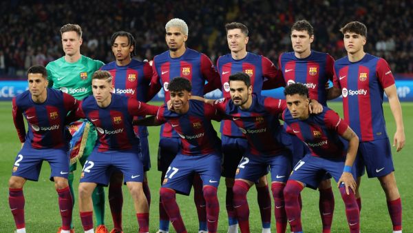 فريق برشلونة (Photo by LLUIS GENE / AFP)
