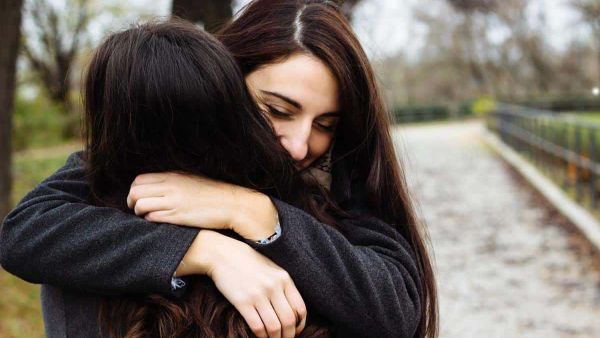 تفسير حلم شخص يحضنك ويبوسك لكبار المفسرين