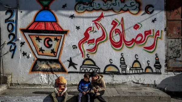 أبو ظبي يغيب القمر بعد 10 دقائق من غروب الشمس، وعمره 04 ساعات و45 دقيقة، وبعده عن الشمس 3 درجات. 