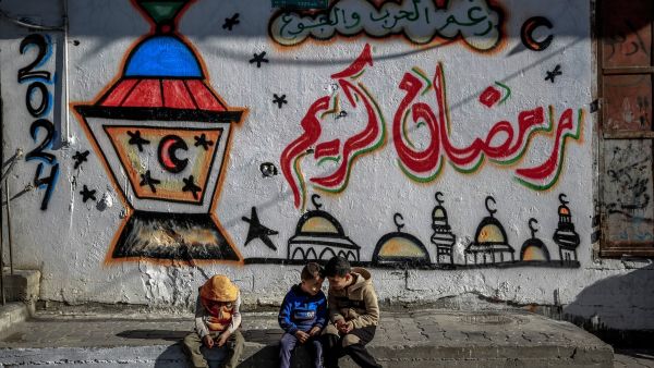 أبو ظبي يغيب القمر بعد 10 دقائق من غروب الشمس، وعمره 04 ساعات و45 دقيقة، وبعده عن الشمس 3 درجات. 