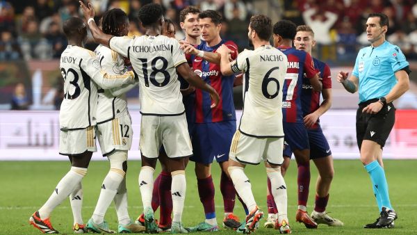 اللقاء يتجدد بين ريال مدريد وبرشلونة (Photo by Giuseppe CACACE / AFP)