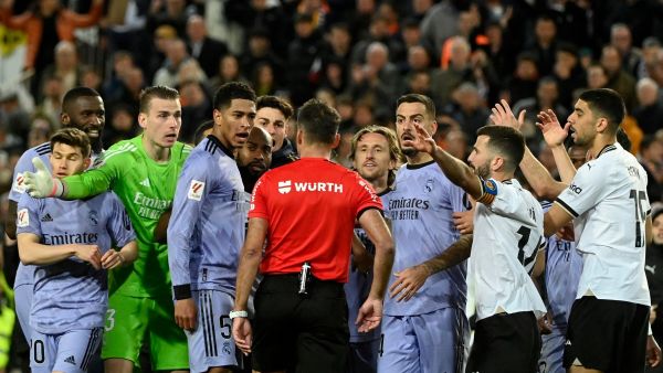 بيلينغهام يغيب عن ريال مدريد في مباراتيه القادمتين (Photo by JOSE JORDAN / AFP)