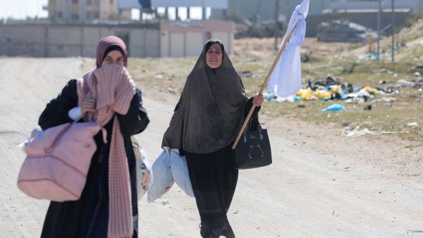 سيدة فلسطينية ترفع الراية البيضاء خوفا من قناص اسرائيلي