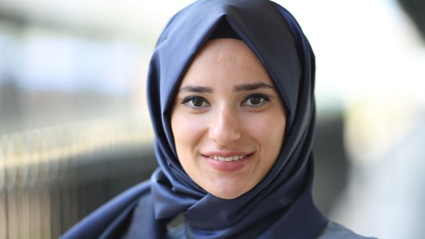 ما حكم استعمال المرأة لحبوب منعِ الدورة لأجلِ أن تصومَ شهر رمضان؟