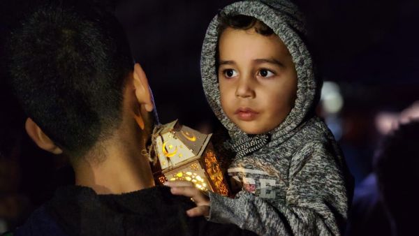 رغم الظروف القاهرة طفل في رفح يحرص على الاحتفاء بشهر رمضان - (البوابة)