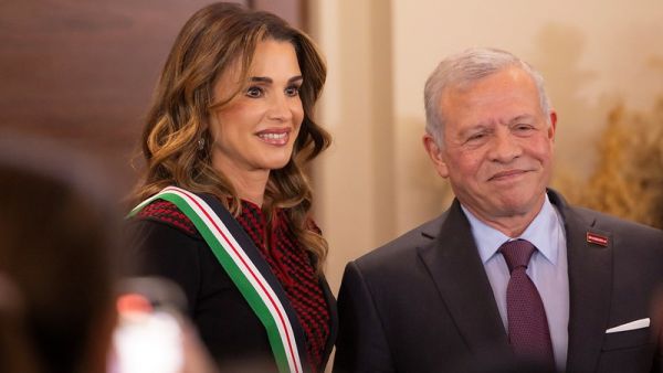 الملك يقلد الملكة وسام النهضة