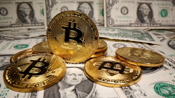 بتكوين مع خلفية من الدولارات