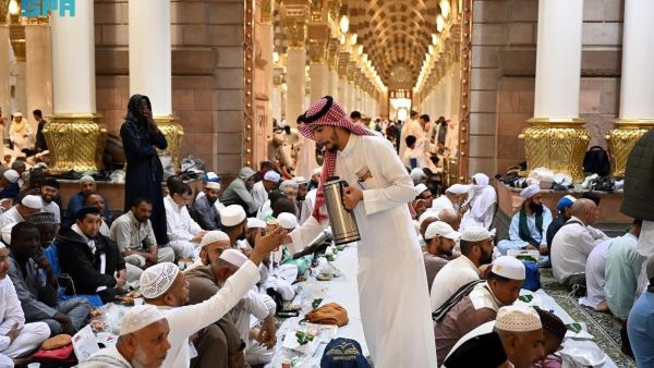 سُفر إفطار الصائمين في رحاب المسجد النبوي 