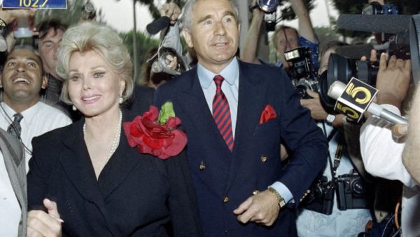 US actress Zsa Zsa Gabor, flanked by her husband, Prince Frederick von Anhalt, Germany's duke of Saxony, enters Beverly Hills Municipal Court on September 11, 1989. She is charged with misdemeanor battery for slapping a traffic policeman who she stopped her Rolls Royce for expired registration tags. AFP PHOTO WADE BYARS (Photo by WADE BYARS / AFP) Frederick Anhalt