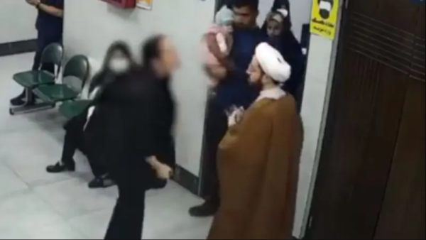 سيدة ايرانية تشتبك مع رجل دين في إيران