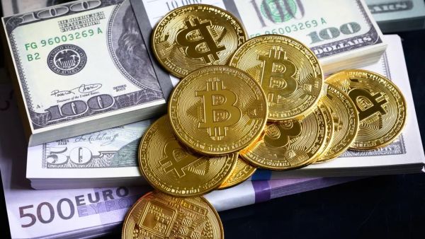 البتكوين على رزمة من الدولارات 