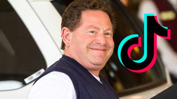 Bobby Kotick  مع شعار شركة TikTok