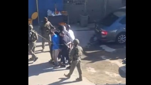 ستة شبان مقيدين بالأيدي ومربوطين ببعضهم البعض بحبل
