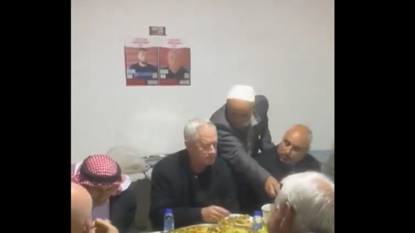 علي الزيادنة يقدم الحساء لغانتس وشوستر