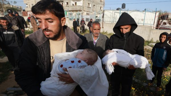 موجة هجمات جوية وبرية مكثفة في مناطق دير البلح وخان يونس 