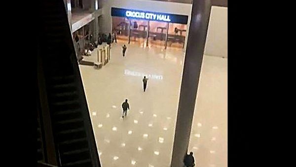 ترك المهاجمون خلفهم عشرات الجثث الملقاة على الأرض في "كروكوس سيتي هول" 
