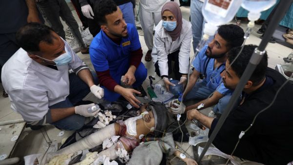 تستمر قوات الاحتلال في محاصرة مجمع الشفاء الطبي في مدينة غزة، مهددة المحاصرين داخله بالنسف