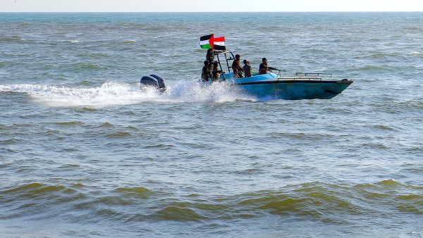 قارب يقل عناصر من جماعة الحوثي في البحر الأحمر
