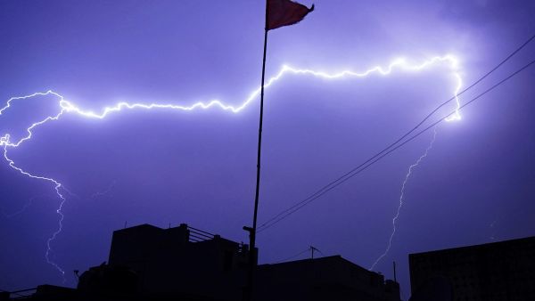 تشهد غالبية المناطق في المملكة هذه الأيام تقلبات جوية مصحوبة بأمطار غزيرة، مع تزايد حالات الرعد والبرق