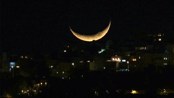 من المتوقع أن يكون الهلال واضحا في الأفق الغربي الأردن