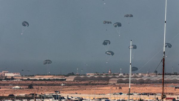 إنزال للمساعدات من الطائرات