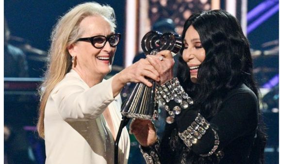 Cher تتسلم جائزة الأيقونة من صديقة عمرها ميريل ستريب ولحظات مؤثرة كثيرة. ...