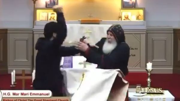طعن كاهن في كنيسة بسيدني خلال بث مباشر على الهواء 