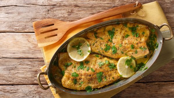 سمك السلمون المرقط المخبوز مع صلصة زبدة الثوم