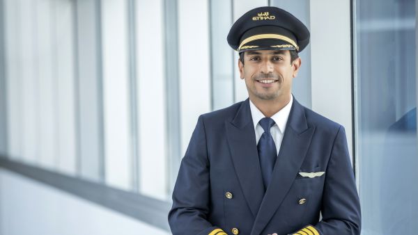 الاتحاد للطيران تحتفي باختيار الكابتن شريف الرميثي في المهمة التاريخية لوكالة الناسا لمحاكاة العيش على المريخ