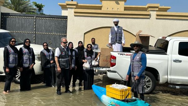 Dubai Customs and "Dubai Charity" Distribute Meals and Food Supplies to Victims of the Rain Event