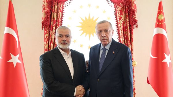 الرئيس التركي رجب طيب أردوغان يصافح إسماعيل هنية 