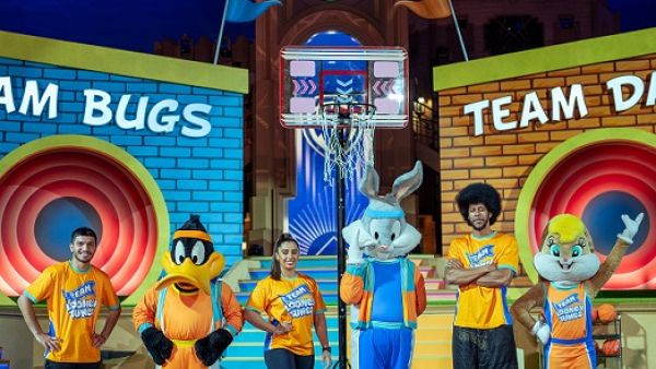 Join the fun with Team Looney Tunes in an all-new stage show at Warner Bros. World™ Yas Island, Abu Dhabi "عالم وارنر براذرز جزيرة ياس، أبوظبي" تستضيف عرض لوني تونز المسرحي الجديد كلياً
