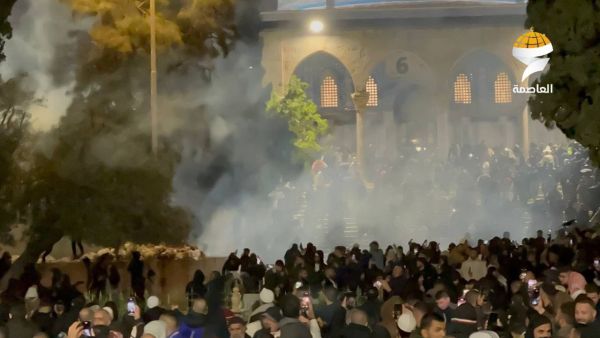 إطلاق قنابل الغاز المسيلة للدموع، على المتظاهرين داخل باحات المسجد الأقصى