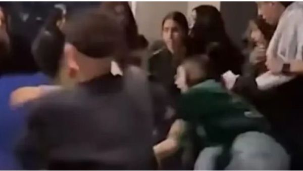يظهر الفيديو مجموعة من الفتيات وهنَّ يتشاجرن مع بعضهن وسط تواجد كثيف داخل المقهى